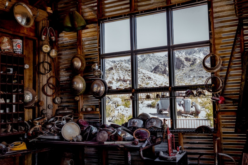 cordonnerie-EVENOS-min_shop_window_part_junk_abandoned-138873